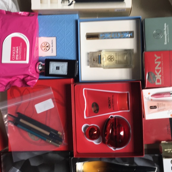 perfumes in men’s and women makeup an makeup bags - Picture 3 of 8